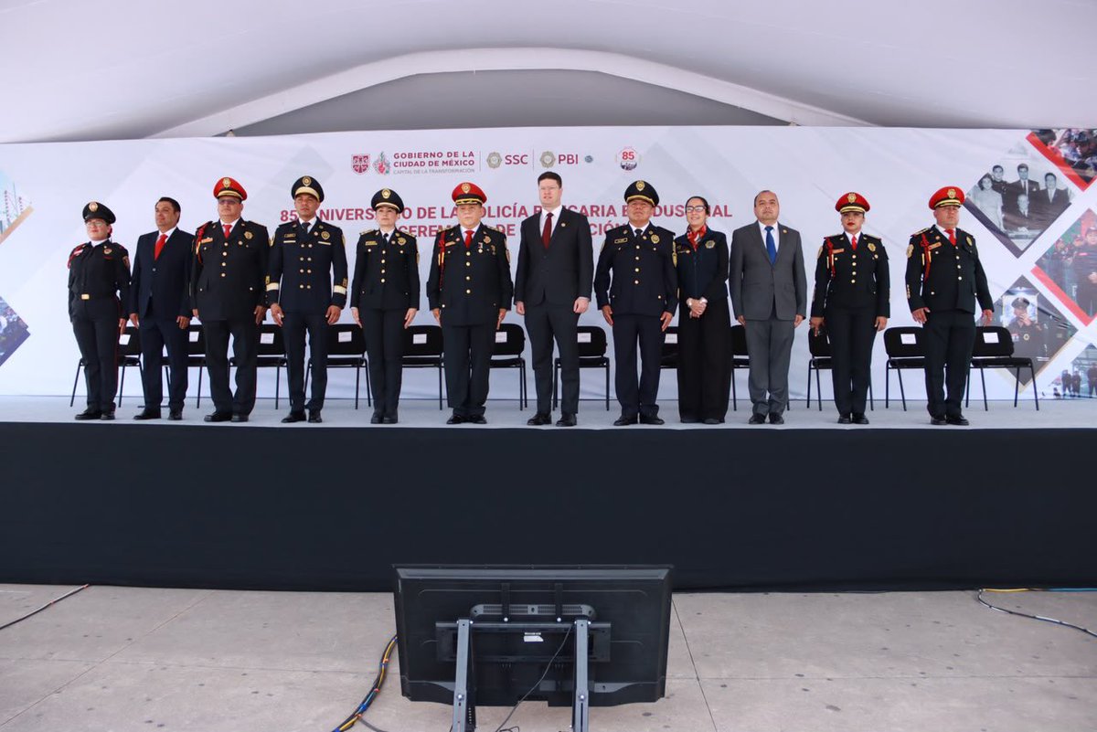 PabloVazC's tweet photo. Hoy conmemoramos el 85° Aniversario de la creación de la Policía Bancaria e Industrial que,bajo el mando de la @SSC_CDMX ha sido pieza clave en el resguardo, vigilancia, custodia y protección de personas, valores, instituciones públicas, empresas, instituciones bancarias e instalaciones estratégicas.

Además, celebramos la incorporación de 224 nuevos policías bancarios de siete generaciones, graduados del Instituto de Formación Profesional y Desarrollo Policial, quienes culminaron su proceso de formación y, con lealtad, se ponen al servicio de nuestra #CDMX.

Por instrucción de la jefa de Gobierno, @ClaraBrugadaM, seguimos trabajando para materializar la Estrategia de Seguridad y Construcción de Paz, con proximidad y directamente en el territorio, en beneficio de la ciudadanía.

¡Muchas felicidades a todas y todos ellos y a sus familias! 

¡Enhorabuena!