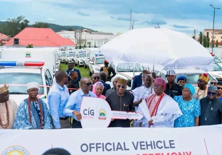 imakun12's tweet photo. PHOTOS: Oyebanji distributes 100 vehicles to security agencies

Ekiti State Governor, Biodun Oyebanji, on Monday distributed 100 operational vehicles to security agencies to boost security and enhance rapid response. https://t.co/xhZBcQfVS6