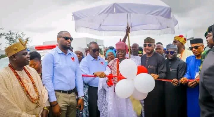 imakun12's tweet photo. PHOTOS: Oyebanji distributes 100 vehicles to security agencies

Ekiti State Governor, Biodun Oyebanji, on Monday distributed 100 operational vehicles to security agencies to boost security and enhance rapid response. https://t.co/xhZBcQfVS6