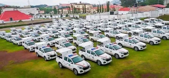 imakun12's tweet photo. PHOTOS: Oyebanji distributes 100 vehicles to security agencies

Ekiti State Governor, Biodun Oyebanji, on Monday distributed 100 operational vehicles to security agencies to boost security and enhance rapid response. https://t.co/xhZBcQfVS6