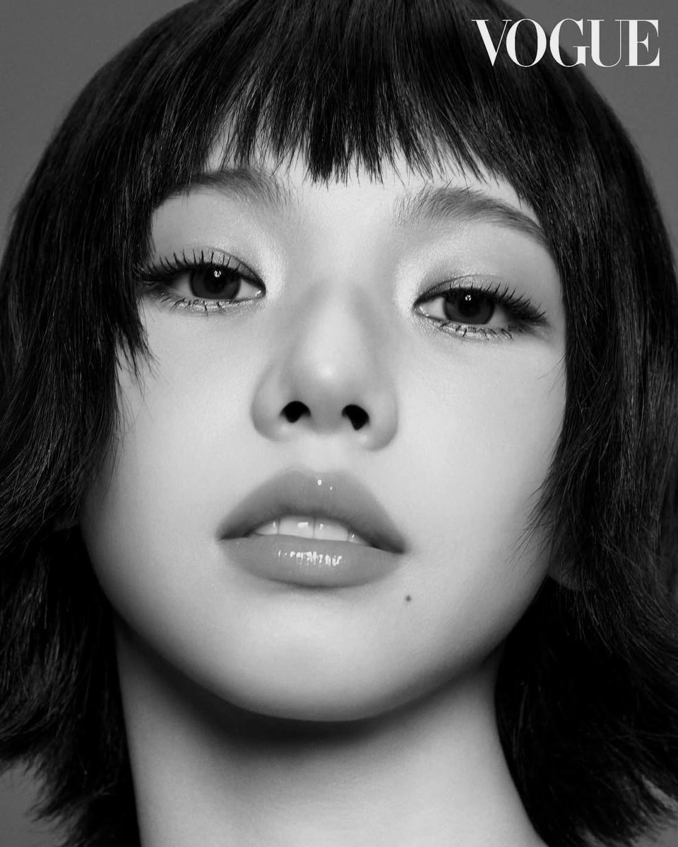 Kayinayu's tweet photo. coco touch…/ ꫂ ၴႅၴ the moment it takes to glide gloss onto your lips is shorter than you might think, and (chanel beauty’s) ‘rouge coco gloss #438 charms’ makes every fleeting touch feel smoother. Its /…cocoon-tip applicator/ concave at the center like an ice cream scoop, follows the curves of the lips with a soft, seamless glide, delivering just the right amount of formula evenly in a single touch.. 𖡼.𖤣𖥧