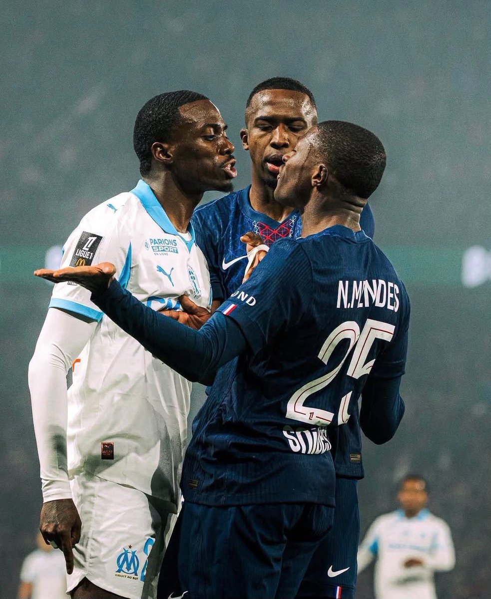 FandeLOM93100's tweet photo. Cette rage, ce regard, cette grinta… Timothy Weah n’a pas reculé face à Nuno Mendes. Comme un vrai Marseillais : avec le cœur, les tripes et la fierté du maillot.
Le Classique, ça se joue aussi dans la guerre ! 🔵⚪️
#OMPSG #TeamOM #TimothyWeah https://t.co/XhVyCAprfP