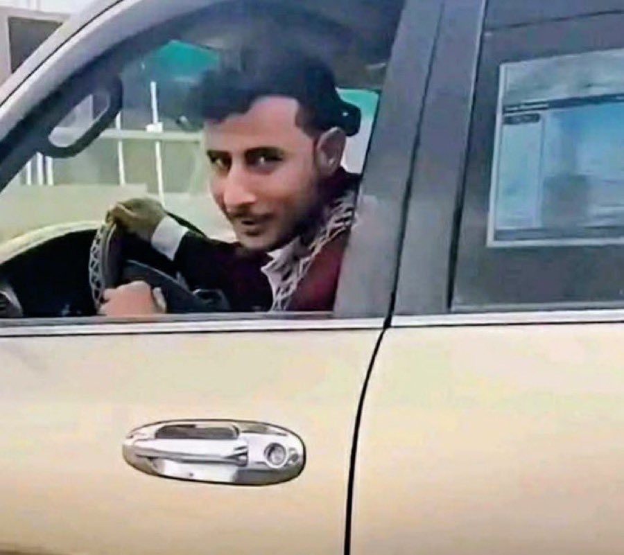 YaserAlyamani's tweet photo. سلام الله على الانصار ماتاخروا حتى ساعتين جابو الصعلوك وسحبوه سحب 

قالوا سحبوه على وجهه نريد بالله لهذه الإشكال محاكمه علنيه 
دوله دوله مش شرعيه ألهيك والفنادق والمراقص https://t.co/M1oz5I3wtn