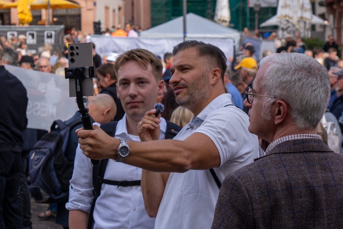 steffan_nethe's tweet photo. Die beiden „freundlichen Herren“, deren Portraitaufnahmen @ChrisKnsrvt hier hochgeladen hat, haben uns beide beim Videodreh fotografiert. ​Sie haben dieses Foto zusammen mit fast 300 weiteren Bildern der #Trauerwache auf ein linksextremistisches Portal gestellt – unter der Überschrift „Rassistische Demonstration in Frankfurt“. ​

Dass es Menschen gibt, die friedlich Trauernde und Bürger, die den Opfern gedenken, pauschal als „Rassisten“ diffamieren, zeigt nur, wie verkommen diese Szene ist. 

Wer Mitgefühl und Trauer zur „rechten Gefahr“ umdeuten muss, hat jeglichen Anstand verloren! ​

#Frankfurt #GegenDasVergessen