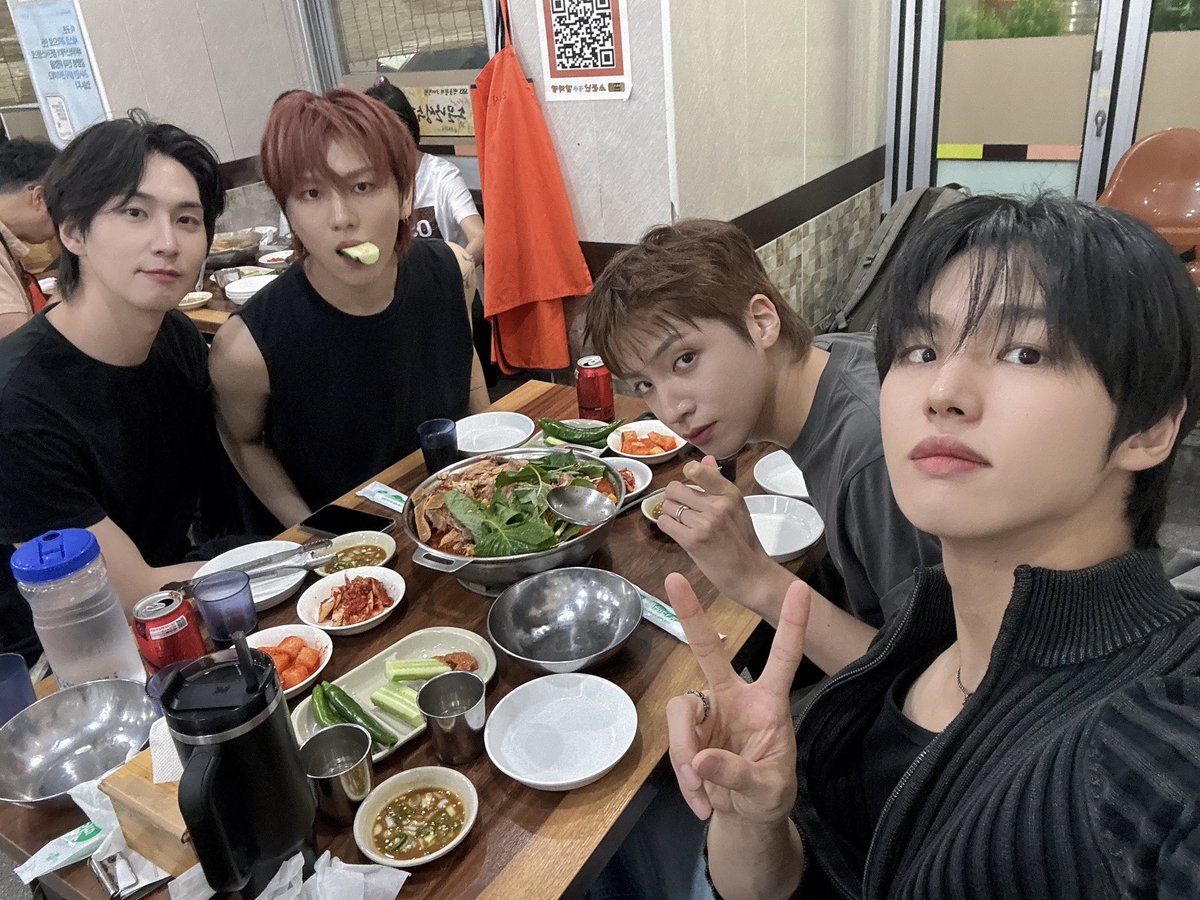 nakedxproud's tweet photo. [#KINO] 반타곤이랑 연습 전에 오랜만에 성수감자탕 !!! https://t.co/vZnzb393h5
