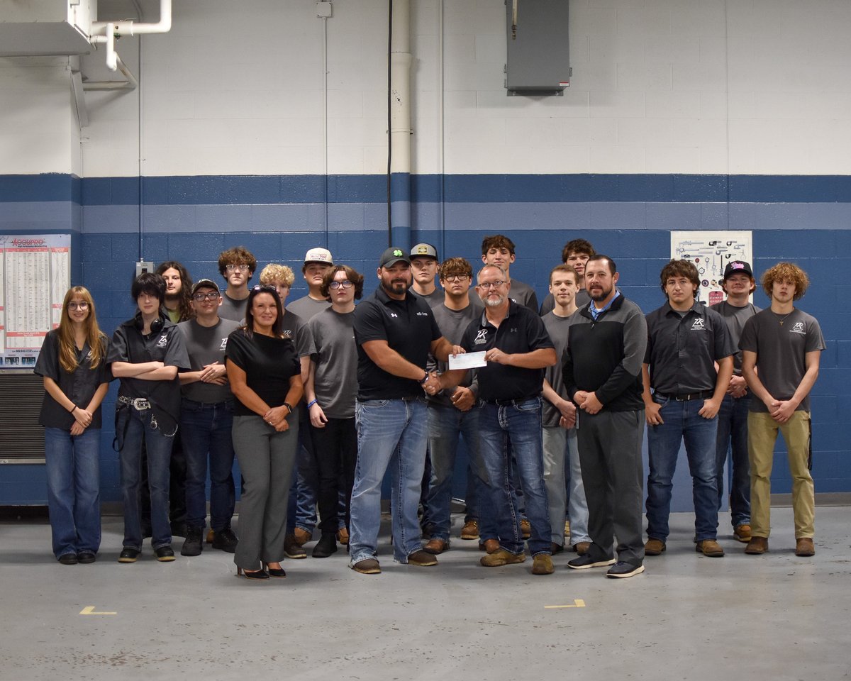 PickawayRossCTC's tweet photo. Thank you, InSolves, for donating $4,000 to our Precision Machining &amp; CNC program! Jennifer Barbarits-Phillips and Casey Euton are pictured with our junior class, instructor Roy Cooper &amp; Principal Chris Thornsley. The funds will help purchase Mastercam software for our students! https://t.co/OoONVCSenq