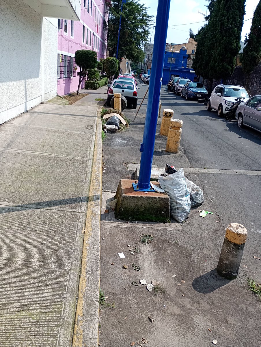 vico2023's tweet photo. podrian ayudar a recoger esto la gente viene y deja basura ahi estamos en mario rojas frente la iglesia de san simon
@AccionesBJ https://t.co/3xJx8aXHKR