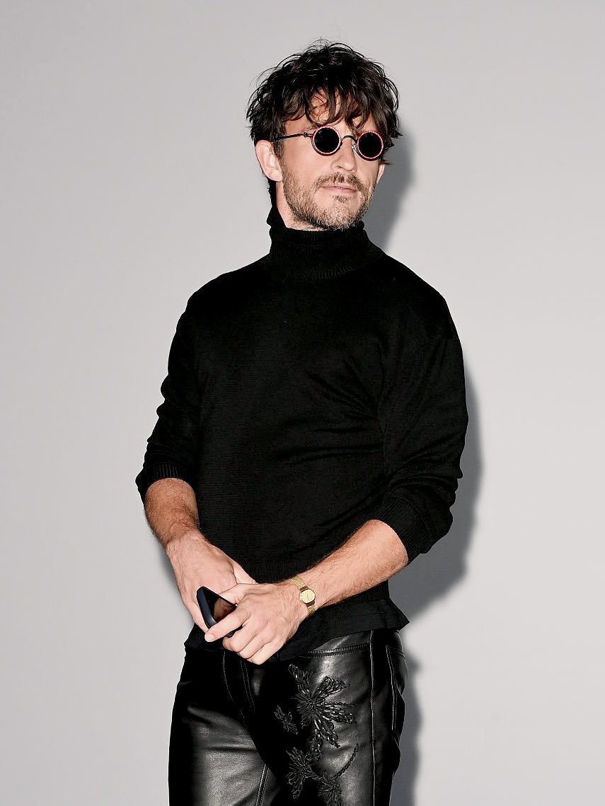 BayleafCrave's tweet photo. Jonathan Bailey looks like one of the three blind mice at the Burberry Fashion Show in London. https://t.co/s2gE2thwmk