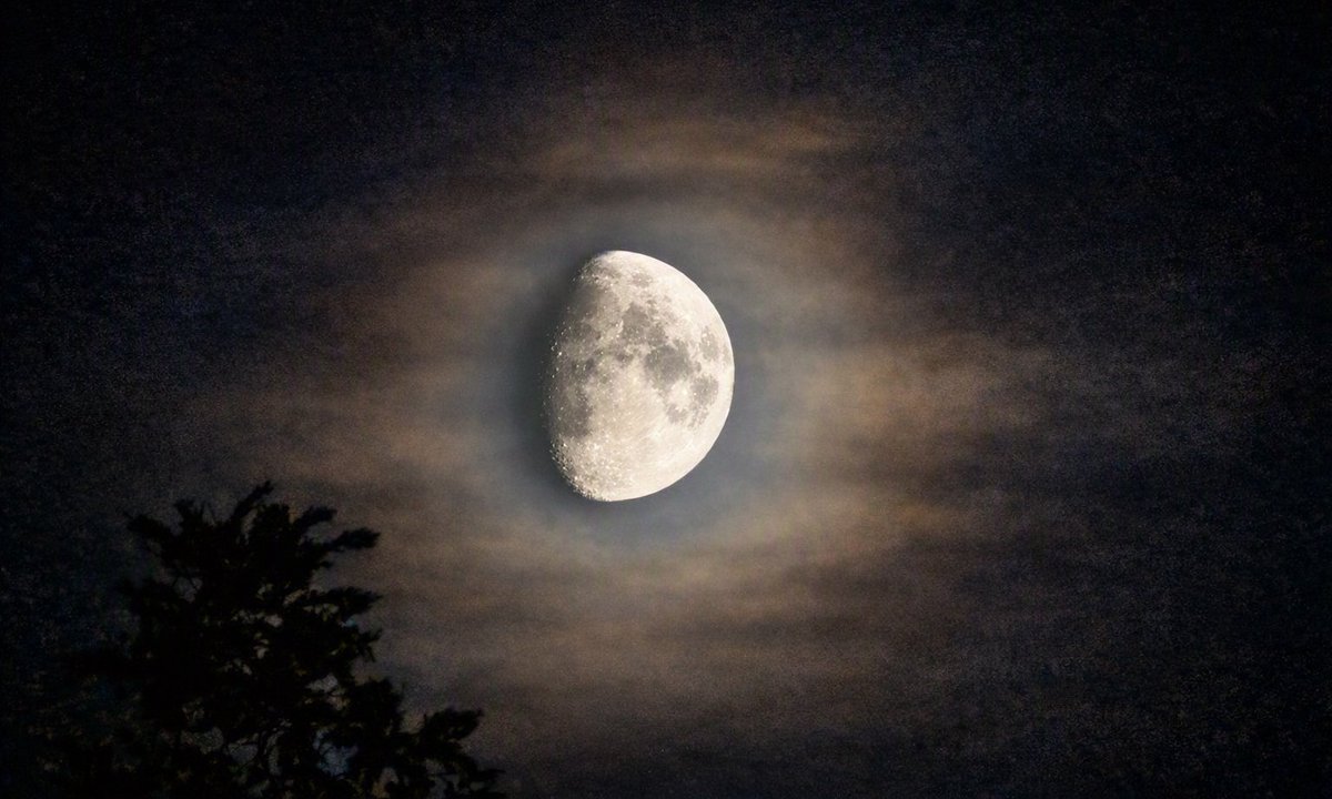 GarethJonesCWL's tweet photo. Somewhere between the clouds and the moon, the night feels a little closer.” 🌙✨ No rush, no noise — just the moon, the clouds and a little bit of magic.

Last nights moon over Morfa Bychan 

@bbcskyatnightmag
@googlepixel
               https://t.co/23U2RKQTf9 https://t.co/H7vMmX05Yo