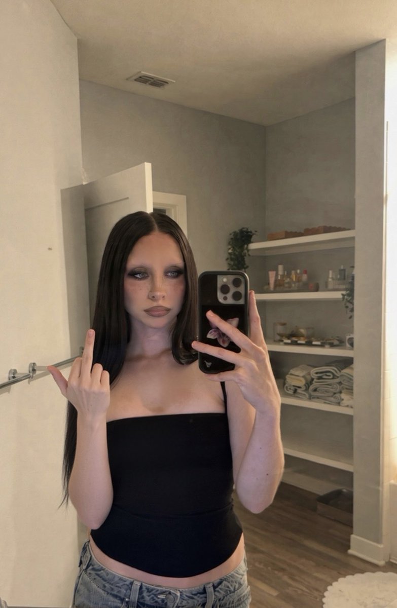 nessaownsu's tweet photo. hot girls bully losers https://t.co/FgzGmz4YVJ