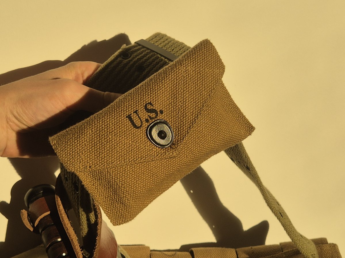 Jay82179250's tweet photo. Carlisle Bandage with Sulfanilamide. Finally got one in metal cover! Inside you have: Bandage and package of antibacterial drug. Mine was manufactured by Bauer & Black (Division of The Kendall Company, Chicago)
#olivedrab #history #uniforms #uniformhistory #ww2 #tacticalmedicine https://t.co/CBVa8JdQI9