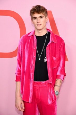 SoyNoeRoa's tweet photo. No importa qué tan hermoso seas, cuánto midas, cuán joven o exitoso seas; las adicciones no acarician y son tan reales para cualquier persona, independientemente de su posición o privilegio.
Presley Gerber no pudo escapar de sus adicciones, mientras que Cindy Crawford y Rande Gerber, ni con todo el dinero del mundo, pudieron salvar a su hijo.
Descansa en paz Presley 💔