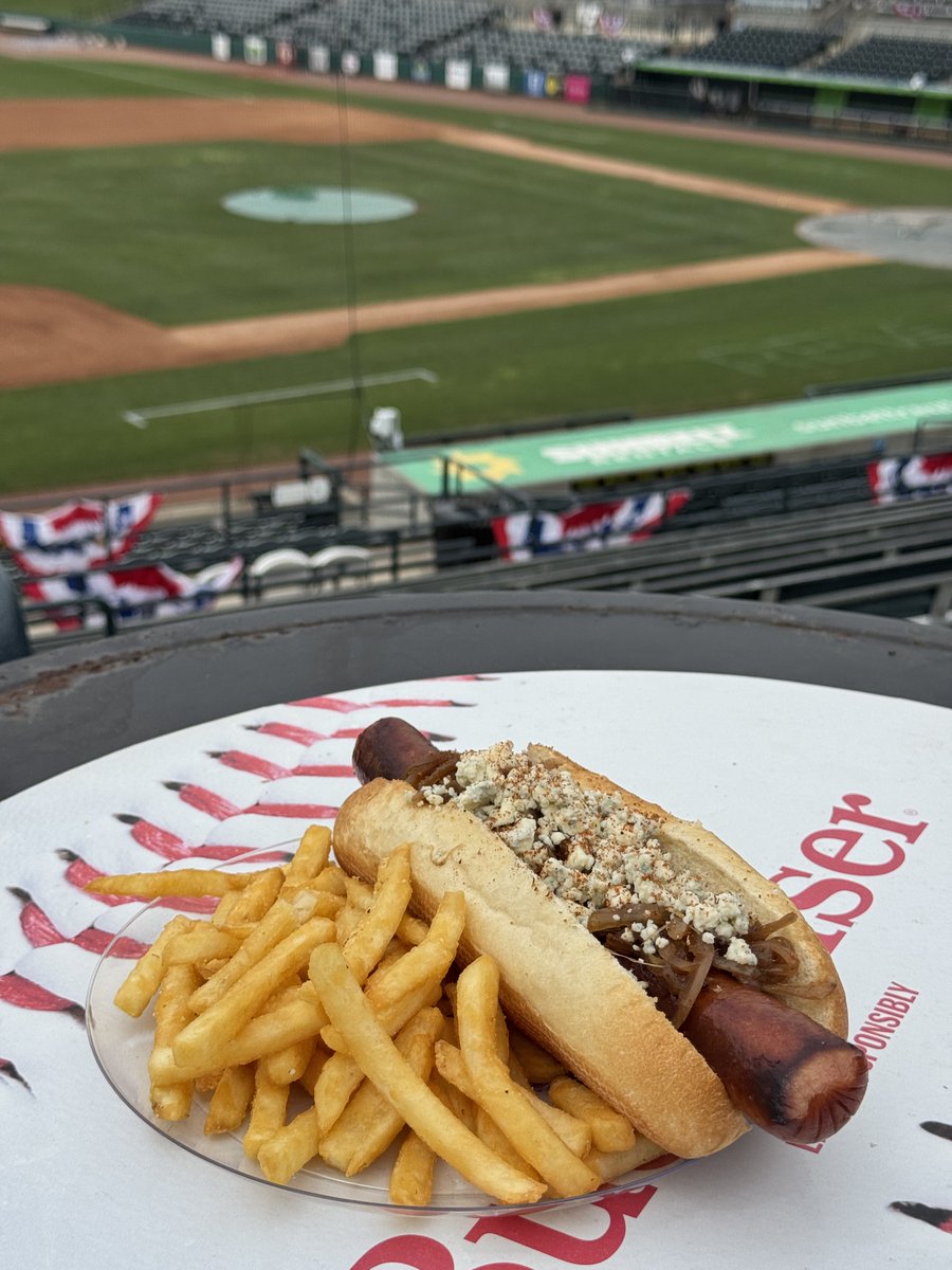 ChasRiverDogs's tweet photo. would kill for a hot dog right now ngl https://t.co/CbHYvrQhbZ