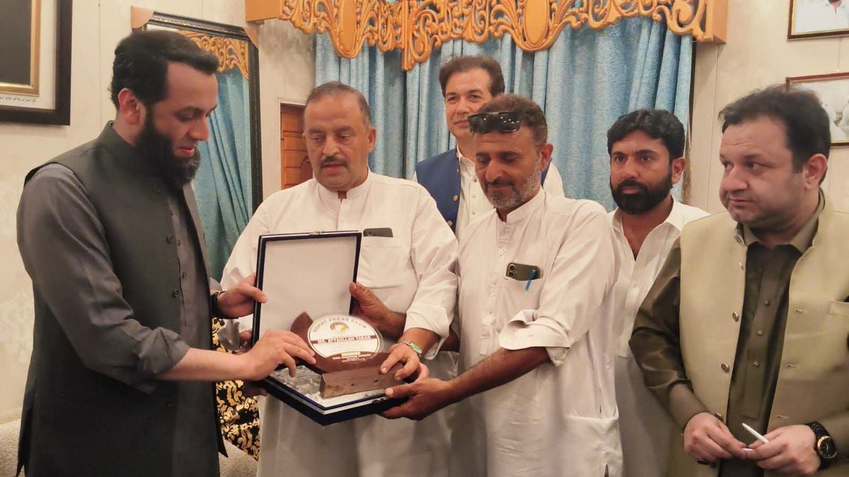 Alikhanyzai's tweet photo. کوہاٹ پریس کلب کے صدر نورمحمد بنگش اور جنرل سیکرٹری ملک فیصل ندیم وفاقی وزیراطلاعات عطاء محمدتارڑ کو سوینئیر پیش کررہے ہیں https://t.co/AeKmKTBd2R