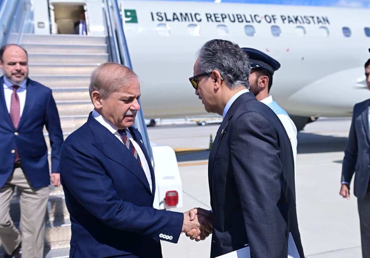 SaifAhm0786's tweet photo. 🇵🇰🌎 وزیراعظم محمد شہباز شریف نیویارک پہنچ گئے
وزیراعظم محمد شہباز شریف اقوام متحدہ کی جنرل اسمبلی کے 81ویں اجلاس میں پاکستان کی نمائندگی کے لیے مختصر وفد کے ہمراہ نیویارک پہنچ گئے۔ وہ 25 ستمبر 2026 کو جنرل اسمبلی سے خطاب کریں گے۔ https://t.co/3YM6fVWmnR