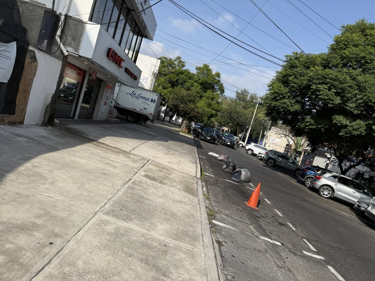 ViveLasLomas's tweet photo. Otra vez @GNCMexico en Prado Norte 540 apartando lugares de @ecoParq y tirando basura en la vía pública. Justo enfrente de un kinder empeorando tráfico y comprometiendo salud pública de niños. 
Ayuda por favor @AlcaldiaMHmx @cesar_m_garrido @UCS_GCDMX @mauriciotabe @MHPrevencion https://t.co/OAIXAsgkjG