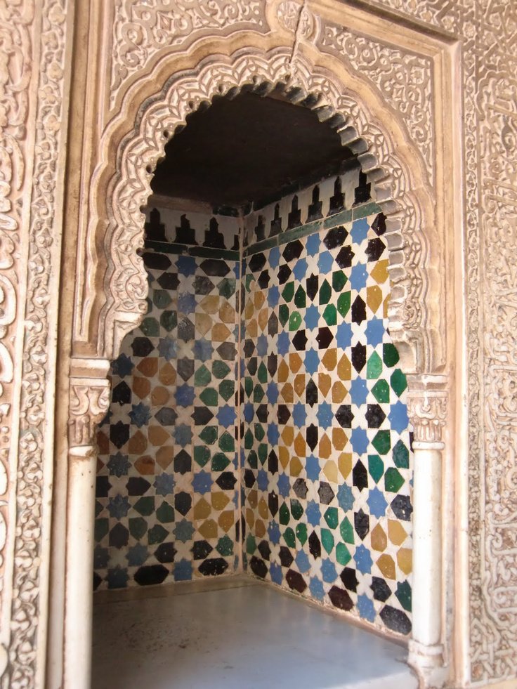 MahaARahman90's tweet photo. It was really fun figuring out the hidden construction because the coloring pattern was unusual!
#IslamicArchitecture #IslamicArt
#GeometricArt #ReversePatternConstruction
#AlAndalus
#AlhambraPalace https://t.co/2WsXoHnbFZ