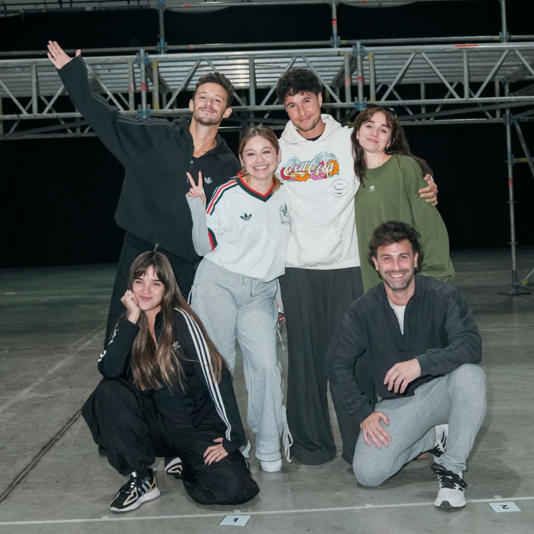 ZZNoficial's tweet photo. ¡EMPEZARON LOS ENSAYOS! 🌙 @KarolSevilla, @_Ruggero, @MichaelRonda, @MalenaRatner y @GasVietto6 junto a @Caro_Kopelioff se Reunieron para leer el Guion de #ElUltimoShow 🎶 Se trata de la Gira que celebrara los 10 años de #SoyLuna donde presentaran las Canciones de #VolverARodar https://t.co/WS65054AXT