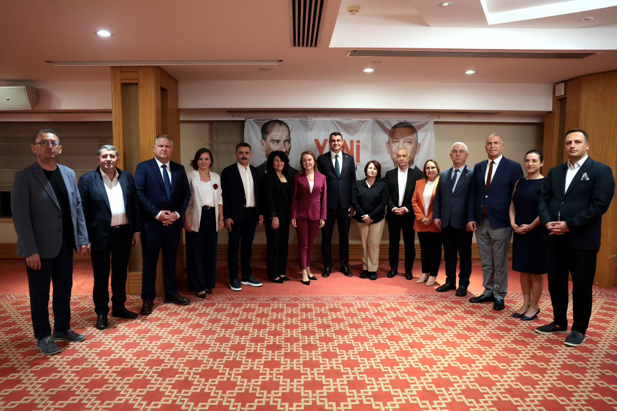 nilufercmutlu's tweet photo. Yeni Parti İzmir İl Başkanımız Çağatay Güç’ün öncülüğünde değerli ilçe belediye başkanlarımızla bir araya geldik.

Kentimizin ihtiyaçlarını, belediyelerimizin çalışmalarını, ülkemizin siyasi ve ekonomik gündemini değerlendirdiğimiz verimli bir toplantı gerçekleştirdik.

Genel Başkanımız Sayın Özgür Özel’in liderliğinde, halkımızdan aldığımız güçle yerelden genele çözümler üretmeye, mücadelemizi büyütmeye kararlıyız.

Hep birlikte çalışacak, hep birlikte başaracağız!