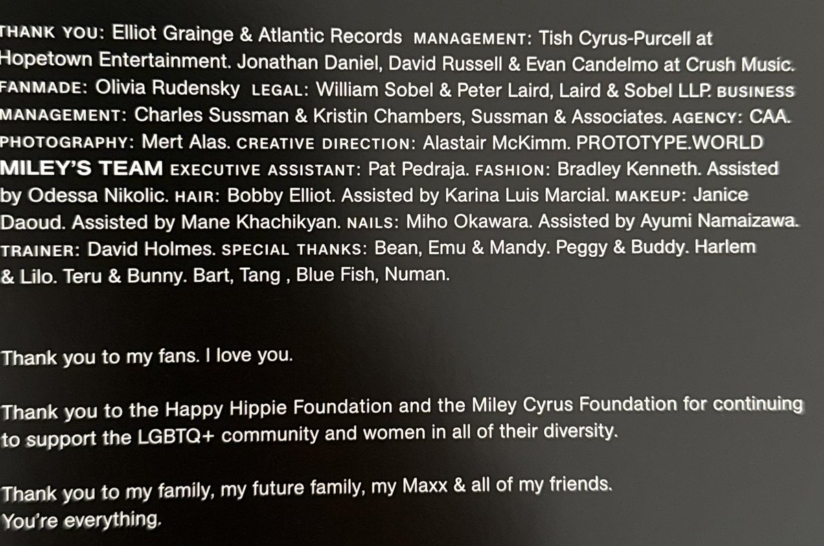 milesangels's tweet photo. miley en los agradecimientos del álbum mencionando a todos sus animales por nombre, diciendo que ama a sus fans y su fundación happy hippie por seguir apoyando a la comunidad lgbtq+ es imposible no amar a este ÁNGEL🤍🥹 https://t.co/1iW9O7XhTF