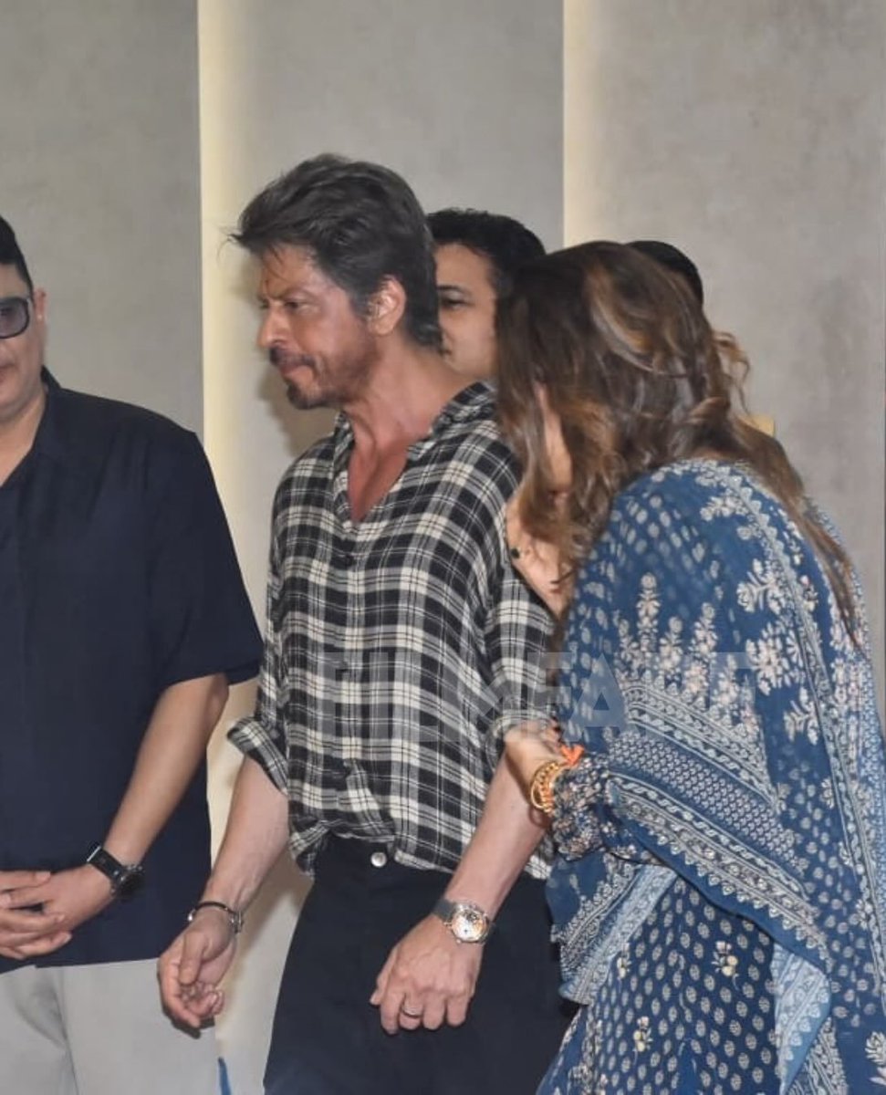 a1tamsh's tweet photo. #King @iamsrk arrives at the T-Series office to seek Bappa’s blessings. 👑❤️ https://t.co/xNh0Xkv0K6