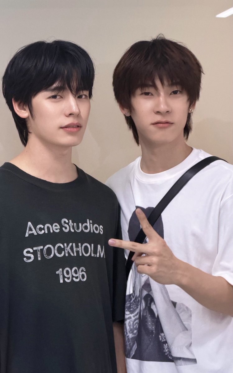 ttpksj's tweet photo. GUYS PLEASE TEETEE IS WEARING JUNGKOOK ON HIS SHIRT OH MY FAV FANBOY😭😭😭😭😭😭😭

#twnpich https://t.co/vgQFaFzAVq