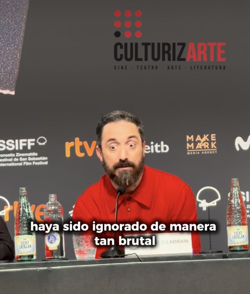 baradit's tweet photo. “El gobierno y el Estado de Chile decidieron ignorar su figura (Patricio Guzmán), su muerte, su obra diciendo absolutamente nada y revelando no solo la desidia y el desprecio, sino la infinita ignorancia de aquellos que nos gobiernan”.

Pablo Larraín

Festival de San Sebastián
21 de septiembre de 2026
