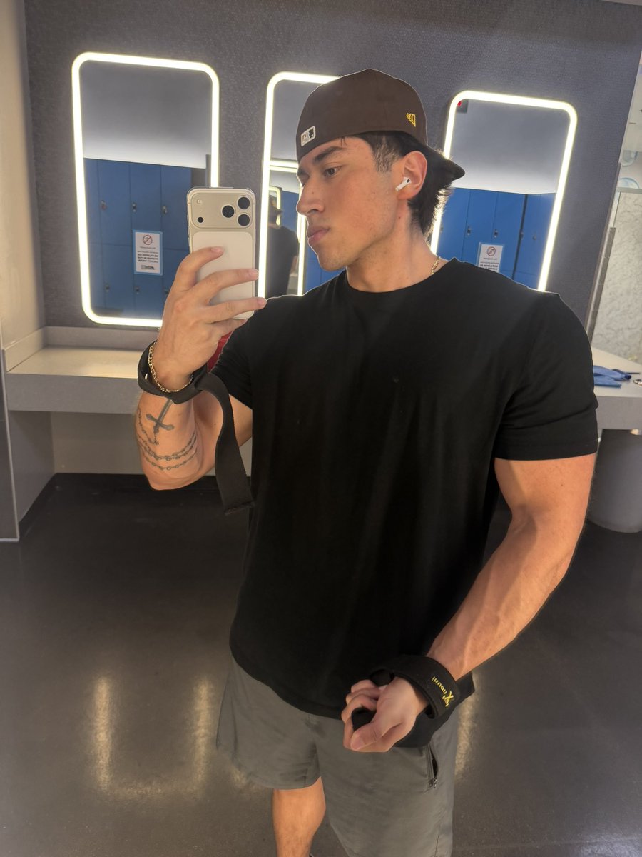 robertoloz4392's tweet photo. Wyd if you see me in public? https://t.co/wLS353GlDp