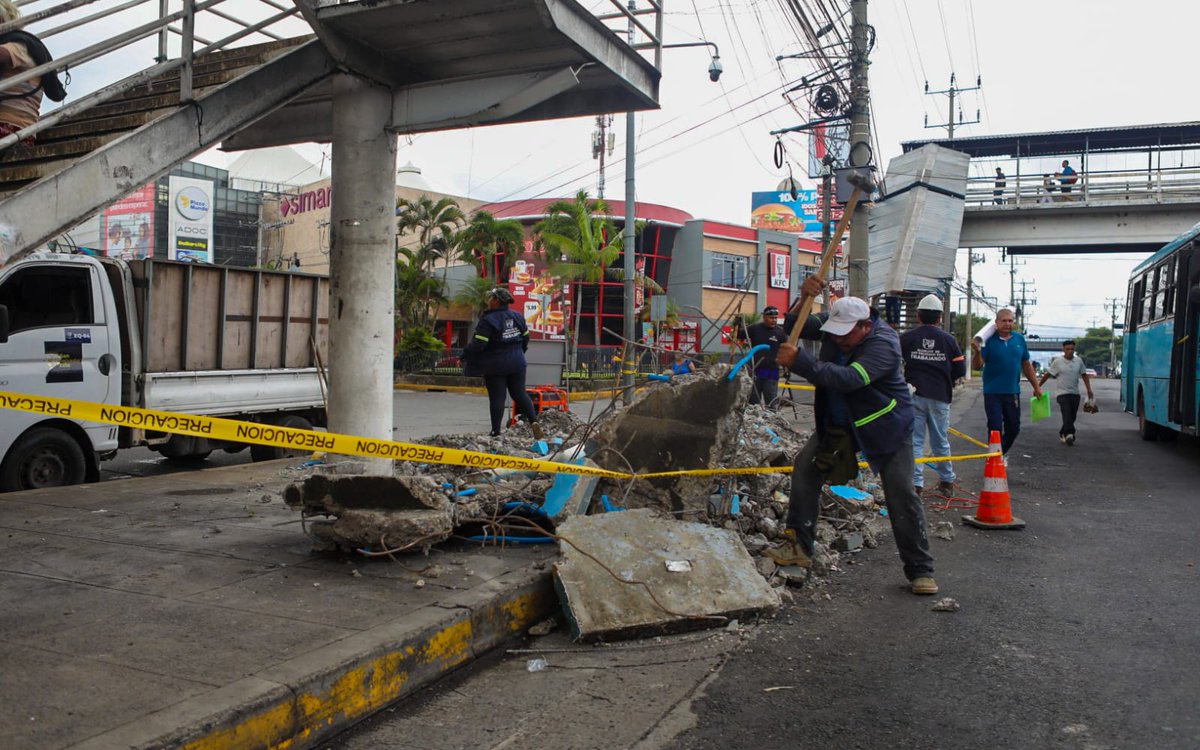 AlcaldiaSSE's tweet photo. Continuamos con los trabajos de la fase 1 de nuestro Proyecto de Revitalización de Calles, Aceras y Espacios Públicos. 🚧
Estamos realizando el retiro de ripio frente a Plaza Mundo, Distrito Soyapango, contribuyendo al orden y mejoramiento de nuestros espacios públicos. 👏 https://t.co/5stfr0Vzpq