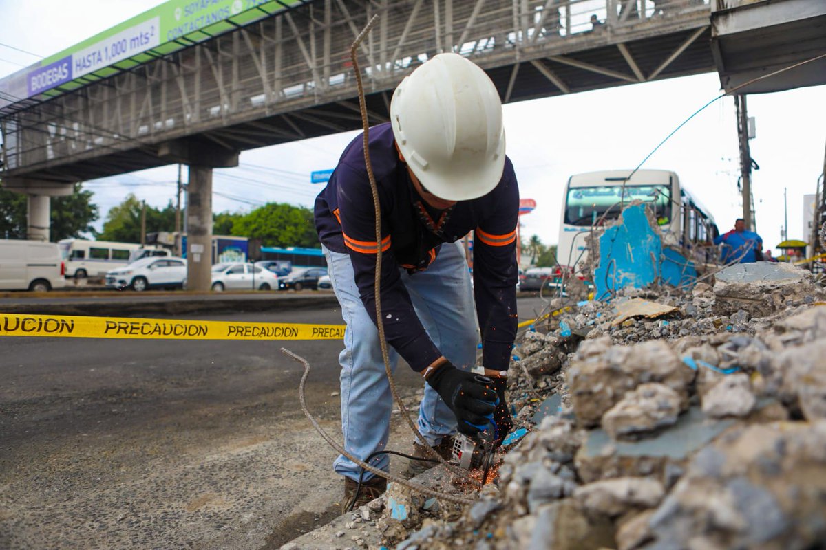 AlcaldiaSSE's tweet photo. Continuamos con los trabajos de la fase 1 de nuestro Proyecto de Revitalización de Calles, Aceras y Espacios Públicos. 🚧
Estamos realizando el retiro de ripio frente a Plaza Mundo, Distrito Soyapango, contribuyendo al orden y mejoramiento de nuestros espacios públicos. 👏 https://t.co/5stfr0Vzpq