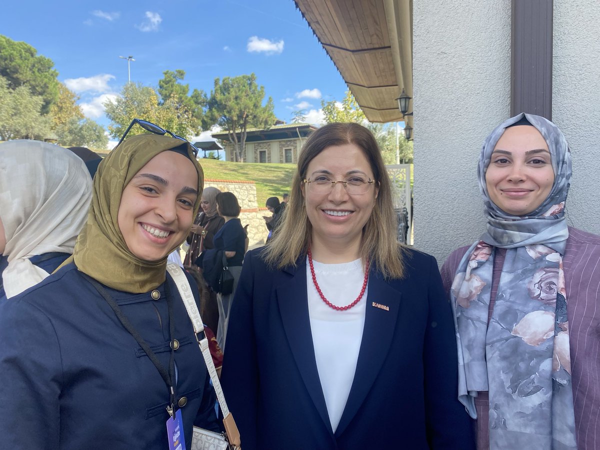 HRUKADEM's tweet photo. Genç Kadem Eğitim Kampımızın ikinci gününde Mütevelli Heyet Başkanımız Sümeyye Erdoğan Bayraktar, Yönetim Kurulu Başkanımız Av. Canan Sarı ile gençlerin heyecanını, hayallerini ve geleceğe dair umutlarını konuştuğumuz, samimi ve ilham dolu güzel bir sohbet gerçekleştirdik🌸 https://t.co/d1XkhaGdZN