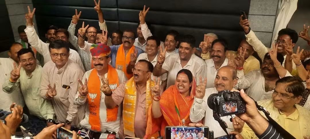 ABDULRA68390034's tweet photo. #अजमेर नगर निगम में भारतीय जनता पार्टी की महापौर प्रत्याशी श्रीमती अनामिका शर्मा जी को विजयी होने पर हार्दिक बधाई एवं शुभकामनाएं।
यह विजय अजमेर की जनता के विश्वास और भाजपा की नीतियों के प्रति जनसमर्थन को दर्शाती है। #tripleengineinrajasthan #नगर_निकाय_चुनाव_में_अजमेर https://t.co/JMWyoDyAYw