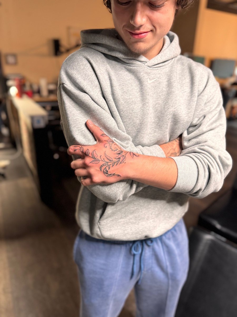 BurnedHeartsTat's tweet photo. Getting tangled up with a little vine love 💚🌿
This tattoo was done by tattoo artist TJ at Burned Hearts Tattoo in Columbus, Ohio.
#tjtattoo #blackgraytattoo #blacktattoo #graytattoo #handtattoo #illustrativetattoo #vinetattoo #tattoo #tattooartist #tattoooftheday #columbustatto https://t.co/nre8D4zBOk