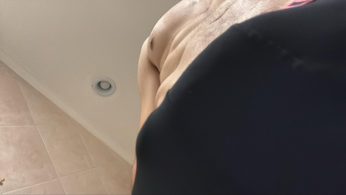 tljid443310's tweet photo. Mi chico desde abajo se ve así…
Les gusta ? 

#swinger #trios #chilenohot #cuerpo https://t.co/2CIivBUR4e