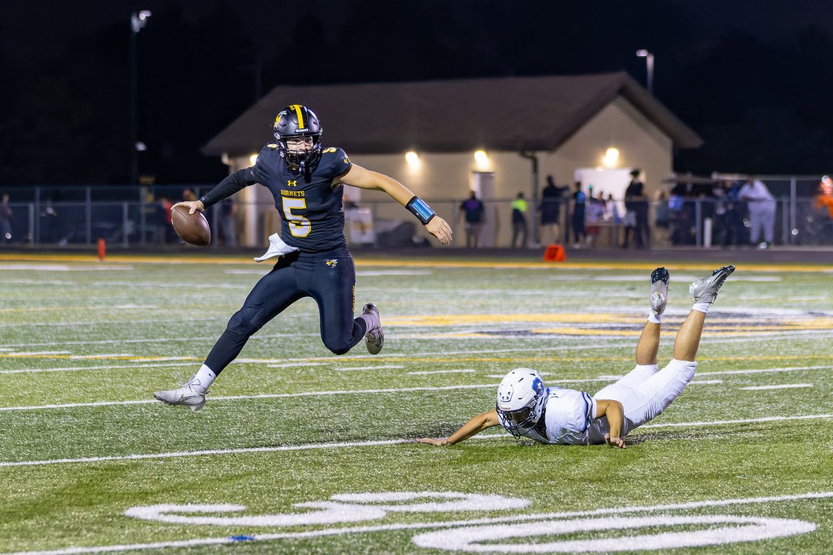 BenMiller2027's tweet photo. Exciting 35-18 win this past Friday vs. WB
C/O 2027 Uncommitted QB #5
7-9 pass completion 
2 passing TD’s
1 rushing TD
64 rushing yards
108 passing yards 
@HinsdaleSouthFB @nextlevelqba @PrepRedzoneIL @EDGYTIM @DeepDishFB @SunilSportsNews @QBHitList @TopPreps https://t.co/RPobq6g2OV