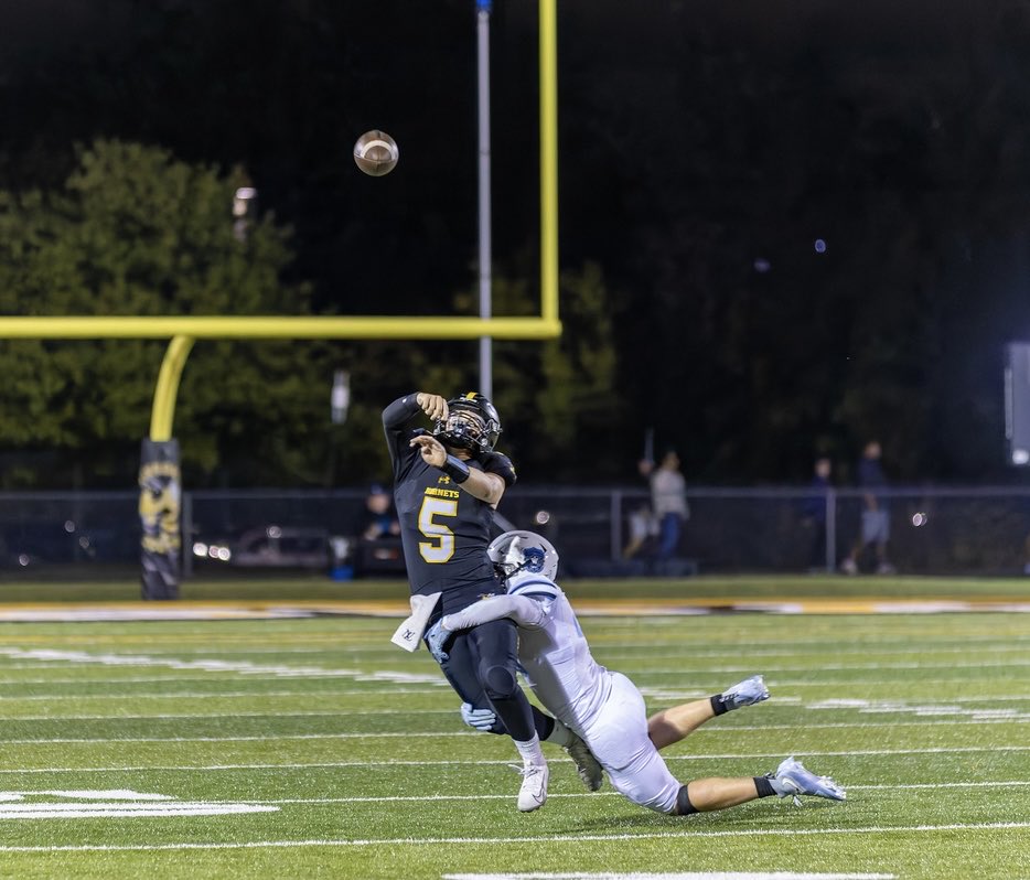 BenMiller2027's tweet photo. Exciting 35-18 win this past Friday vs. WB
C/O 2027 Uncommitted QB #5
7-9 pass completion 
2 passing TD’s
1 rushing TD
64 rushing yards
108 passing yards 
@HinsdaleSouthFB @nextlevelqba @PrepRedzoneIL @EDGYTIM @DeepDishFB @SunilSportsNews @QBHitList @TopPreps https://t.co/RPobq6g2OV