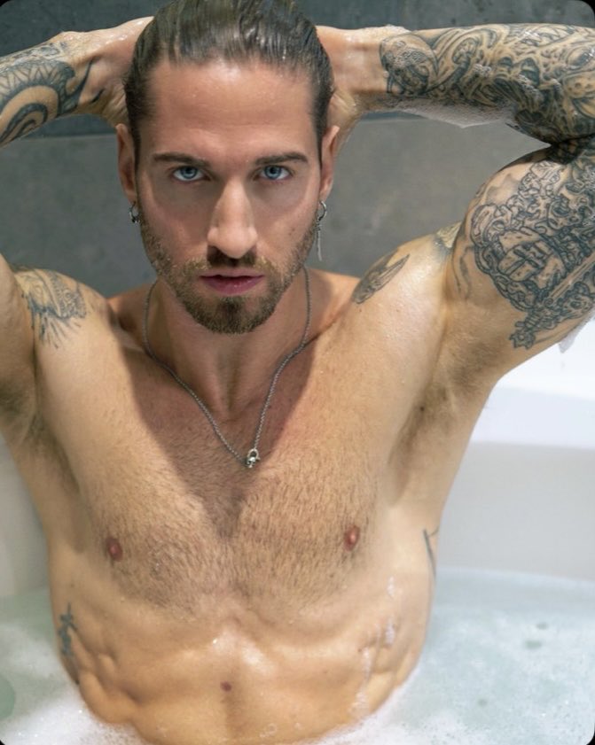 TravisDeslG5's tweet photo. I take my bubble baths super serious!🛁
#bathtime
#morebubbleslesstroubles #soak https://t.co/vOANYAzLDE