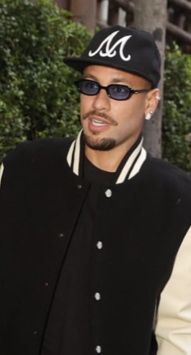deepsealalaphoo's tweet photo. Mavie e Neymar usando óculos de sol 😎🖤 https://t.co/Zfo4ldjvao