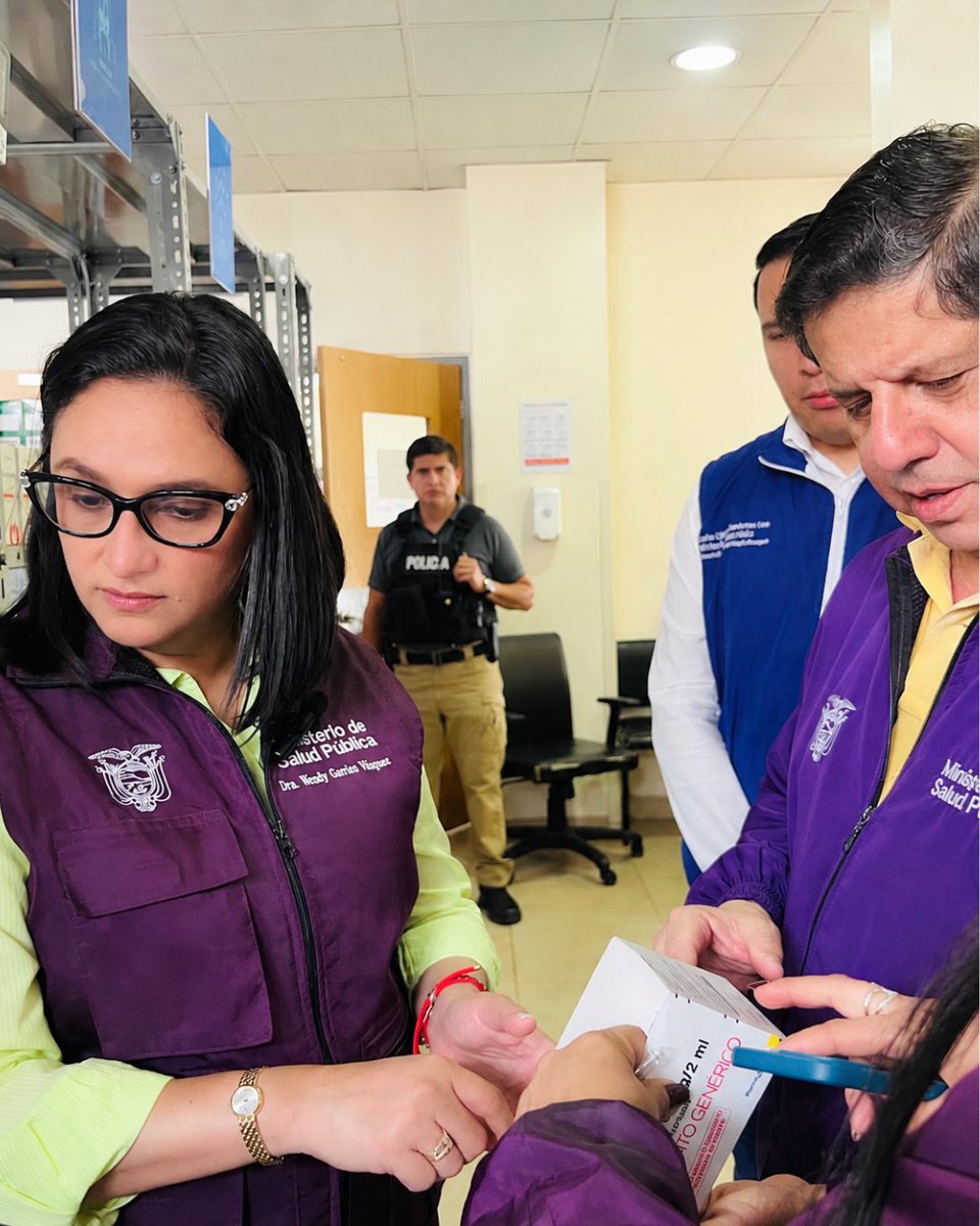 Salud_Ec's tweet photo. Más de dos millones de medicinas a 215 centros de salud y 19 hospitales de la provincia del #Guayas | Operación Salud en Territorio 🔍 

#Durán📍 | La viceministra de Gobernanza de la Salud, Dra. Wendy Gavica, recorrió el Centro de Salud Recreo 2 y las bodegas de la Dirección Provincial de Salud del Guayas, para verificar la distribución de medicamentos y la operatividad del establecimiento, disponiendo acciones concretas:

• Se distribuirán 2’601.403 unidades de medicinas a los establecimientos de salud de la provincia del Guayas.
• Incrementar el abastecimiento de medicamentos al 50% y su posterior crecimiento porcentual.
• Revisar el sistema hidrosanitario para la reparación y habilitación de los baños.
• Impermeabilizar la losa del establecimiento.
• Gestionar la adquisición de transductores para ecógrafos.

En 30 días regresará para verificar el cumplimiento de los compromisos y avances.

#DepuraciónEnSalud #SupervisiónEnTerritorio #CumplimientoProgresivo