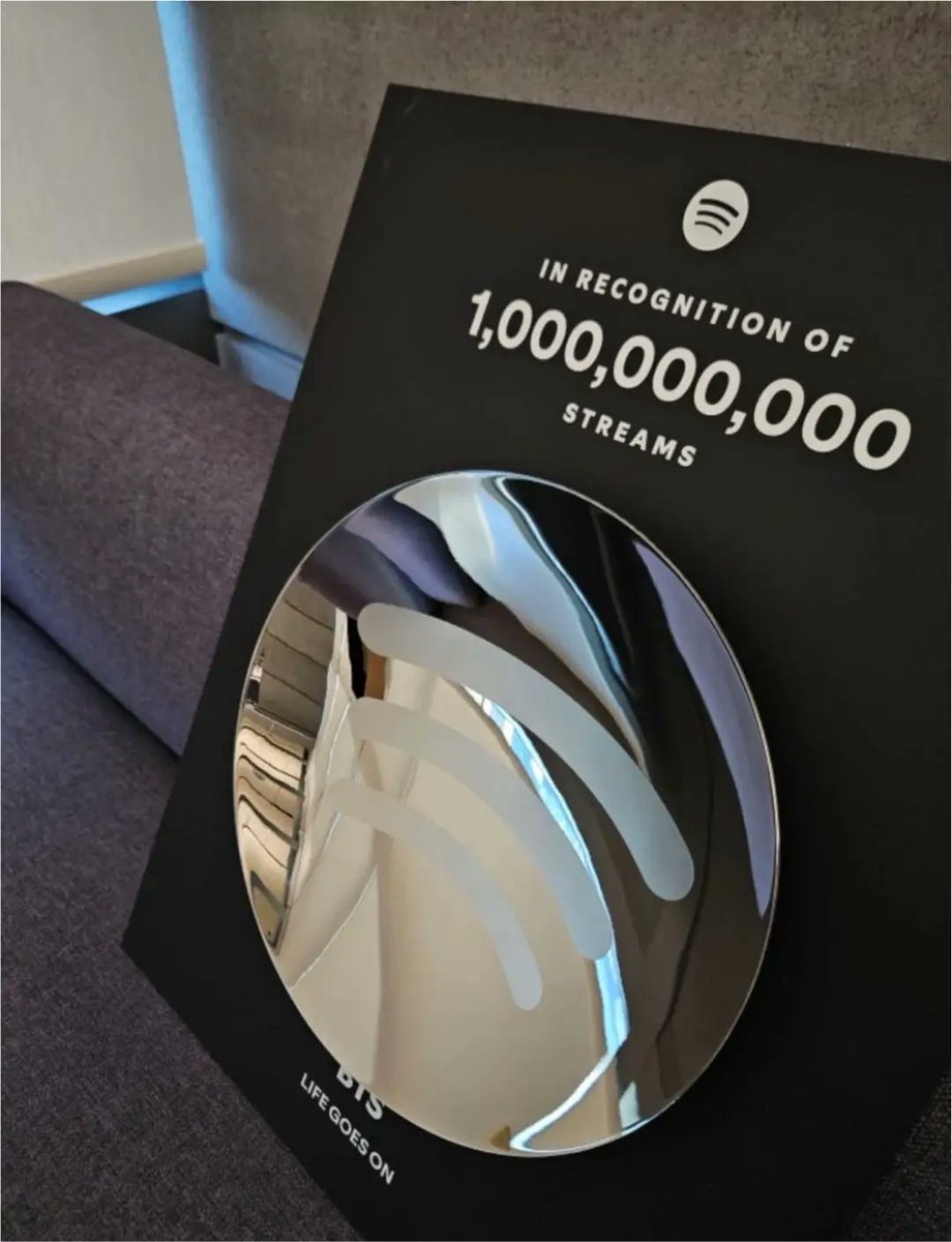 analarentes's tweet photo. Life Goes On” has reached 1 billion streams. Thank you for your incredible support, ARMY! @bts bighitofficial https://t.co/HTPTxFx06D
