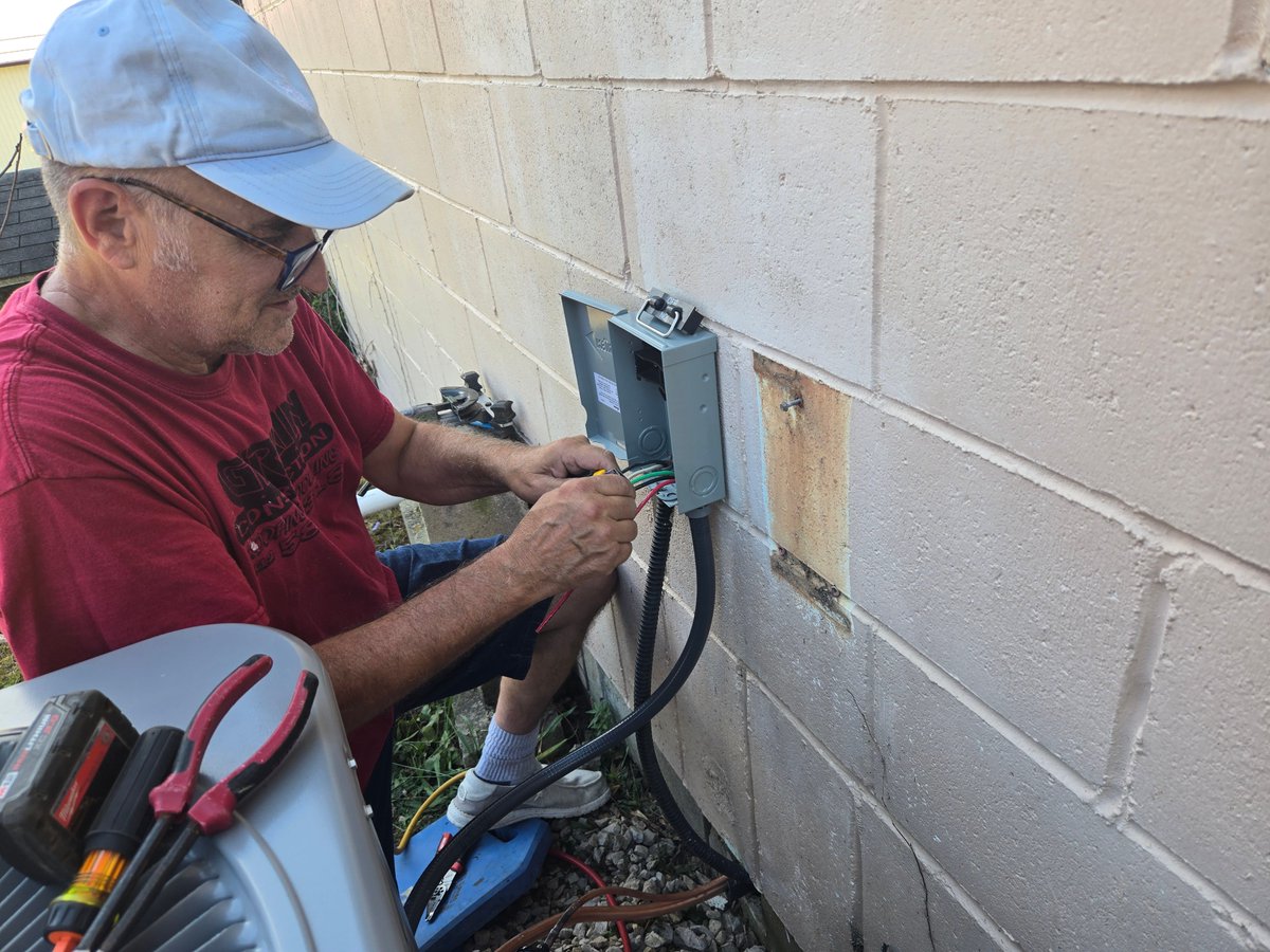 gerkinroofing's tweet photo. Behind the scenes on an HVAC job. ❄️🔧 Every connection done right, from the outdoor unit to the disconnect. Roofing, siding, gutters &amp; HVAC in Bedford. 📞 (812) 508-0614 https://t.co/MVFLIBvQqp #GerkinConstruction #HVAC #BedfordIndiana https://t.co/0AI2mlKmop