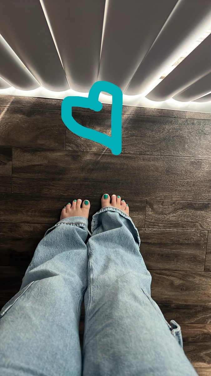 bratttvicky's tweet photo. A little foot tease for your timeline 👣💚 Custom pics available — DM me 💌

#FeetLovers #FootFetish #PrettyFeet https://t.co/Ea1nQzMWoz