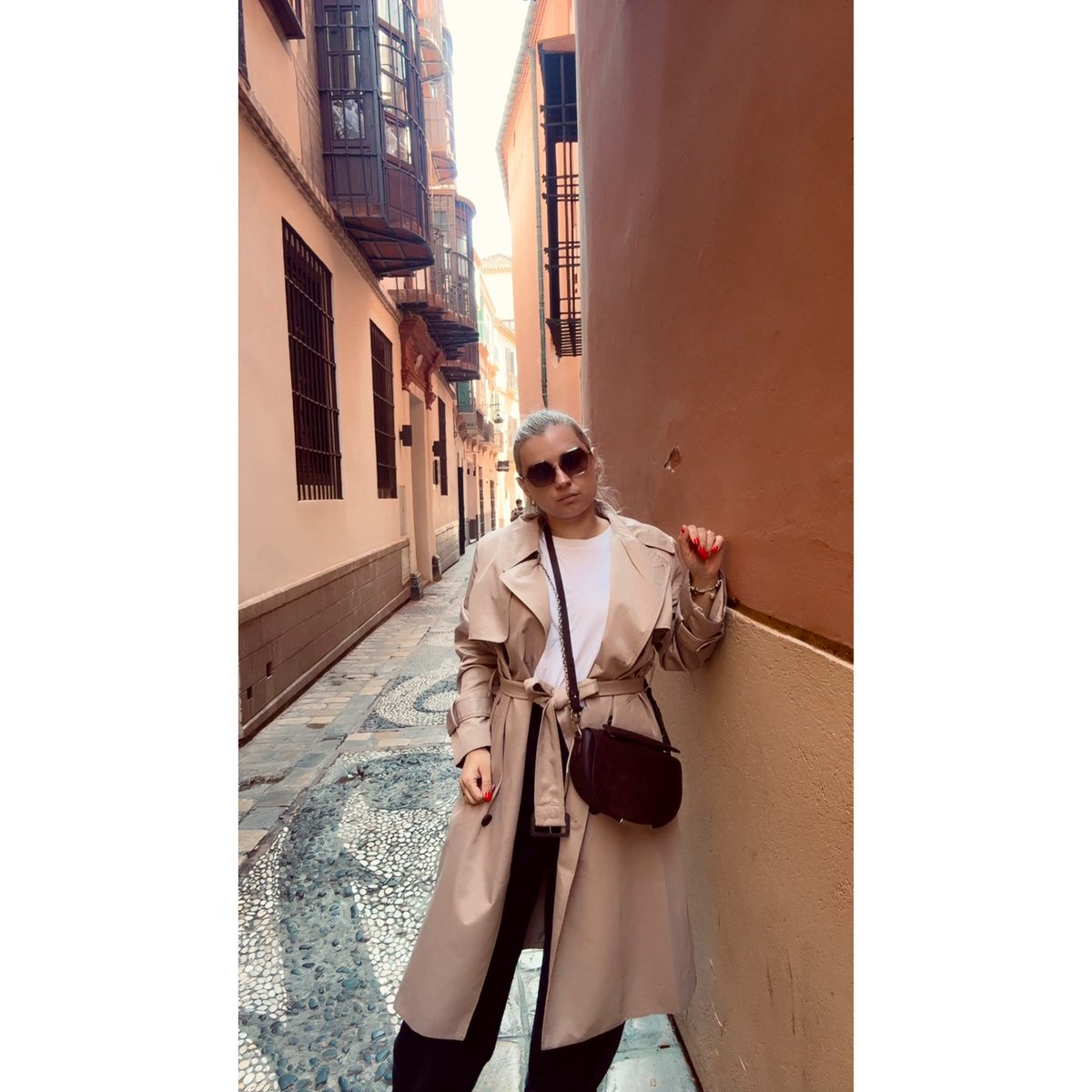 alexanderchava6's tweet photo. Mă pierd pe străzi noi și mă regăsesc în fiecare loc în care ajung. Malaga, streetstyle. https://t.co/C08xesyaRA