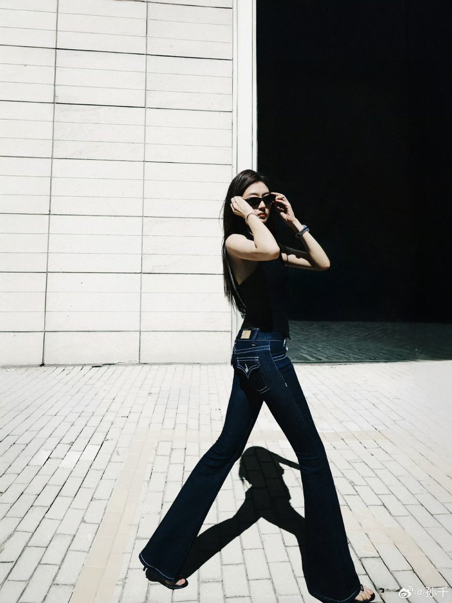 IMSUNQIAN's tweet photo. Black top, long legs, wild hair—the kind of look that owns the moment. https://t.co/8E63X8I1ls