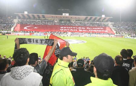 SanliJK's tweet photo. Beşiktaş tribünleri şehit haberlerine tepkisini koyarken b*rsa tribünleri 16. dakikada Beşiktaş’a küfür etmek için 10’dan geri sayıyordu. Beşiktaş stadında bomba patlamış, şehitler verilmişken boş tribünden pankart çalıp bunu yıllardır icraat sananlar bize ders vermesin! https://t.co/SvVZA6pf0x