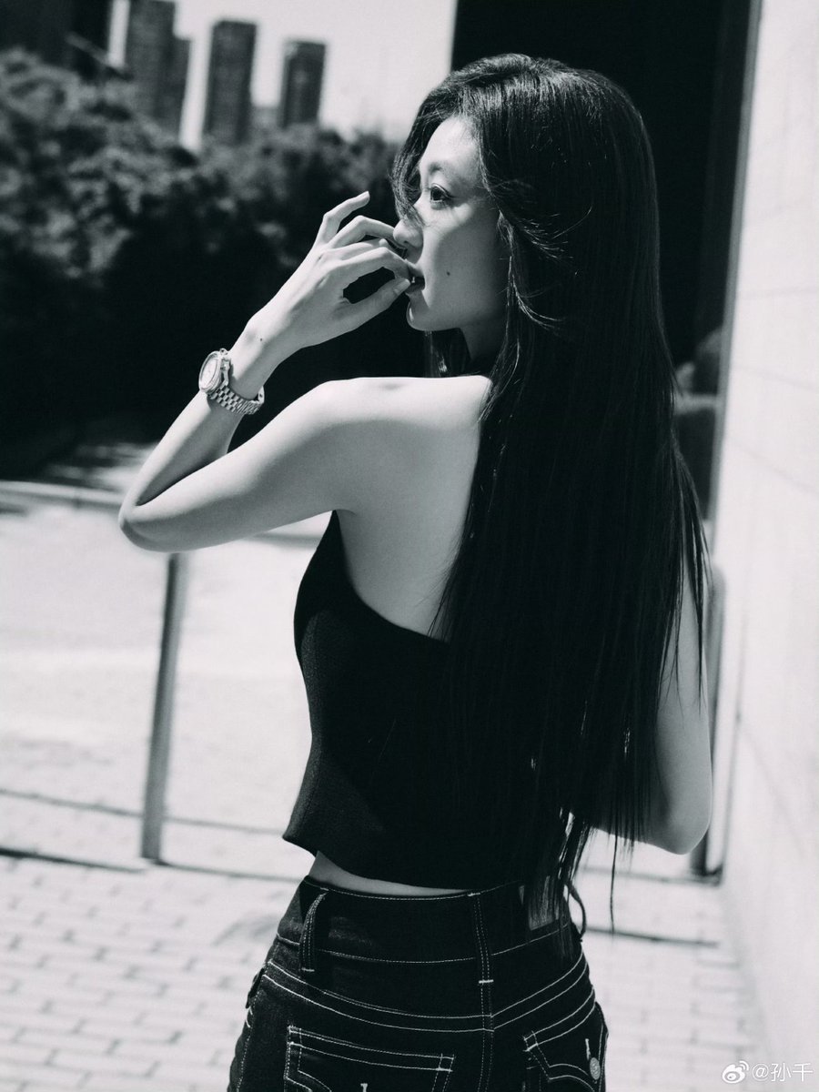 IMSUNQIAN's tweet photo. Back view: graceful shoulders and an elegant silhouette. https://t.co/o7XtP9c4M8