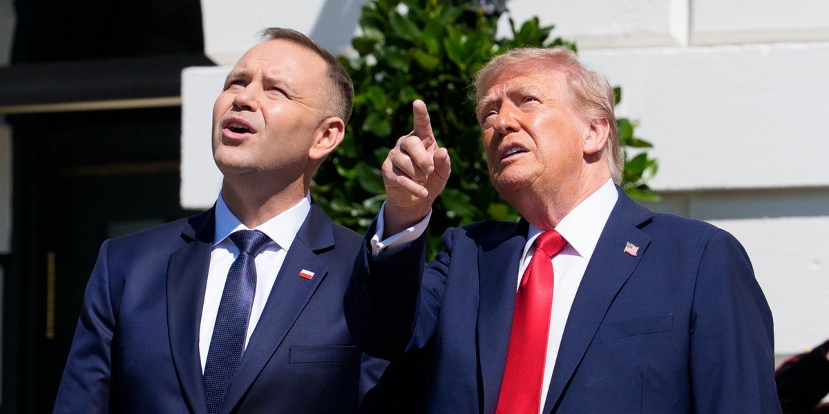 HubnerrMax's tweet photo. Trump i Pentagon nie mogli być bardziej profesjonalni, a rząd Tuska i MON Kosiniaka bardziej amatorski.

▪️ Trump publikuje wpis, w którym daje sygnał, że to NAWROCKI JEST PARTNEREM do rozmów ws. stałej bazy USA w Polsce.
▪️ Bezczelna propaganda rządu Tuska, że to efekt ich działań.
▪️ Prezydent Nawrocki przylatuje do USA i Pentagon "przesuwa" spotkanie z Kosiniakiem, po raz kolejny dając sygnał, że to NAWROCKI JEST PARTNEREM do rozmów z Trumpem.
▪️ MON w desperackiej odpowiedzi publikuje wpis, który jest wewnętrznie sprzeczny.
▪️ Twierdzą, że to na "prośbę USA", bo pojawiły się nowe doniesienia ws. bezpieczeństwa więc... wysyłają dwóch podrzędnych ministrów, mających na koncie absolutnie fatalne dla polskiej racji stanu i relacji z USA wypowiedzi.
▪️ Wysyłaja ich akurat wtedy, gdy przemówienie na Zgromadzeniu Ogólnym ONZ ma wygłosić Prezydent Karol Nawrocki.

To nie jest zwykła amatorka.
To jest po prostu totalna kompromitacja ludzi, którzy nie tylko nie mają pojęcia o tym, jak prowadzić politykę, dyplomację i interes państwa, ale przede wszystkim nie rozumieją, że ich proniemieckie wektory stoją w sprzeczności z wektorami protransatlantyckimi Prezydenta Nawrockiego.
 
A Donald Trump nie chce proniemieckich wektorów.
On chce współpracować na kierunku wektorów Nawrockiego.

Ci frajerzy rzucają polskiemu Prezydentowi kłody pod nogi nawet w takich momentach.
Koszmar to jest.