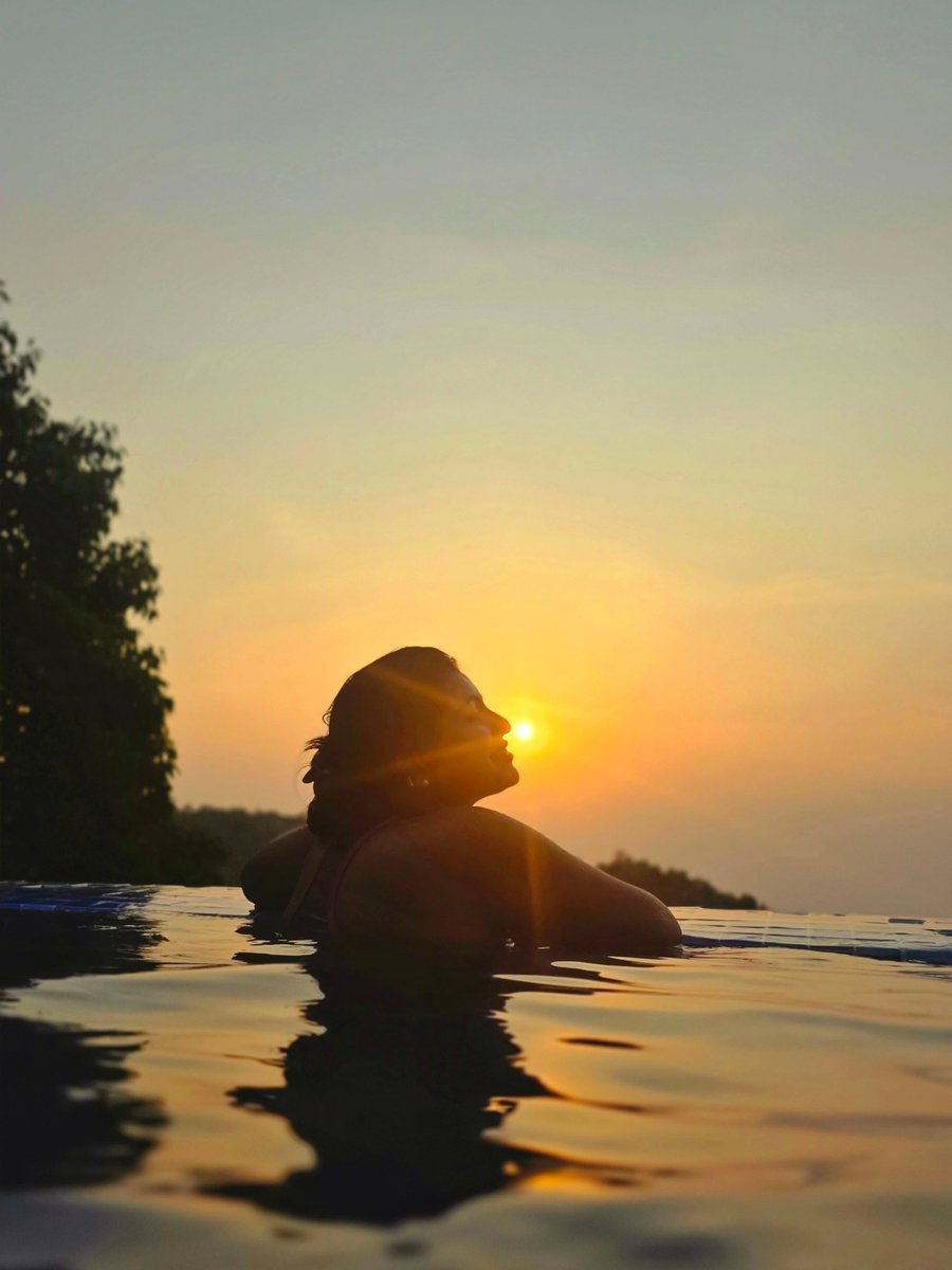 MingDobkowle's tweet photo. Sun above, calm within. Serenity found poolside. https://t.co/tYjPzdld6n