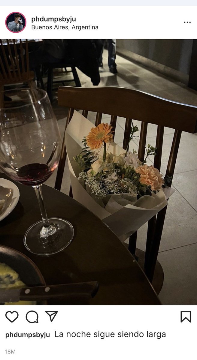 acowgirlikeme's tweet photo. Loco (tu forma de ser) | #julienzo au 

💐Donde Ju es obligado a ir a un bar después de cortar con su novio y a Enzo lo dejan plantado en una cita

O donde Enzo solo quiere saber por qué el lindo chico de la cámara que aceptó sus flores se puso a llorar cuando intentó besarlo. 📸 https://t.co/ohT35meJqy