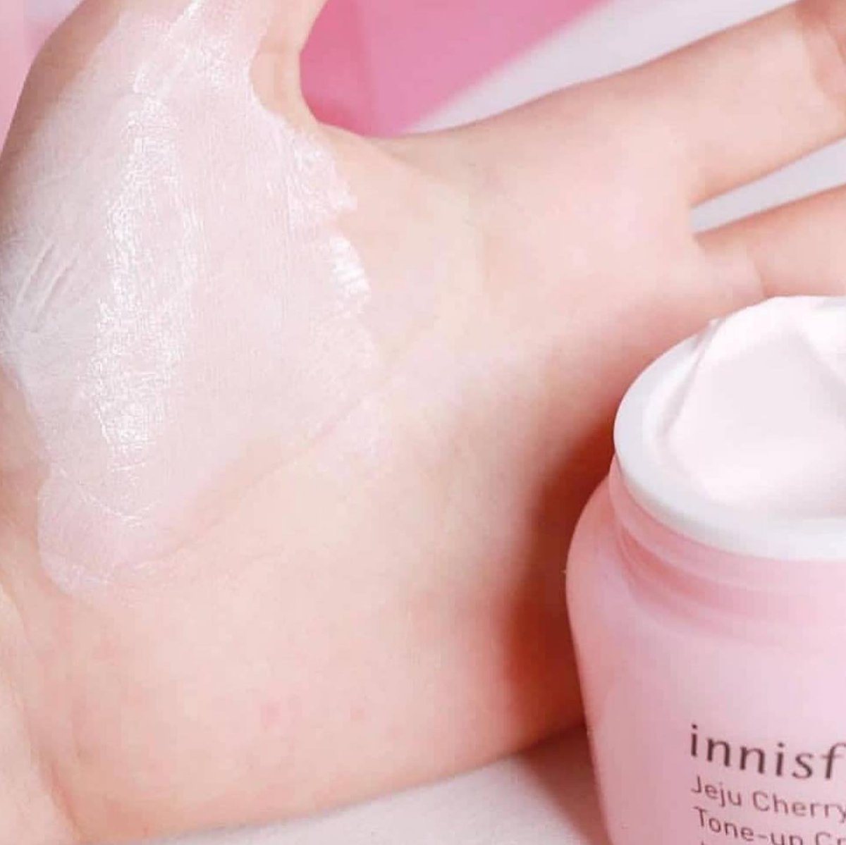 RMBASKETBALL's tweet photo. Kem Innisfree Jeju Cherry Blossom Jelly Cream 50ml dạng gel trong veo, không lên tông, thấm nhanh không nhờn rít. Cấp ẩm, hỗ trợ da sáng đ��u, mịn màng và đàn hồi hơn. https://t.co/ioJtvptrYh